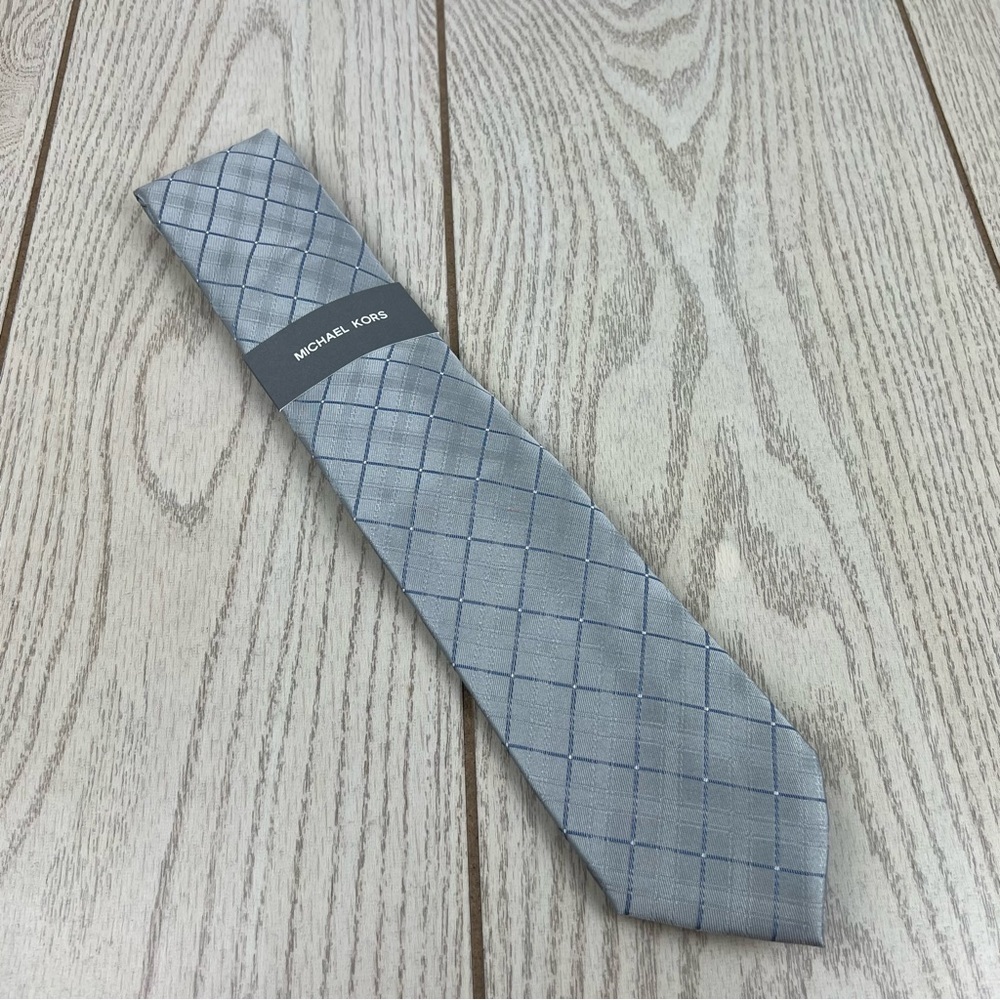 564 - Michael Kors Thanet Grid Tie Silver 040 2MKC23-5021 Silk Blend $69.50